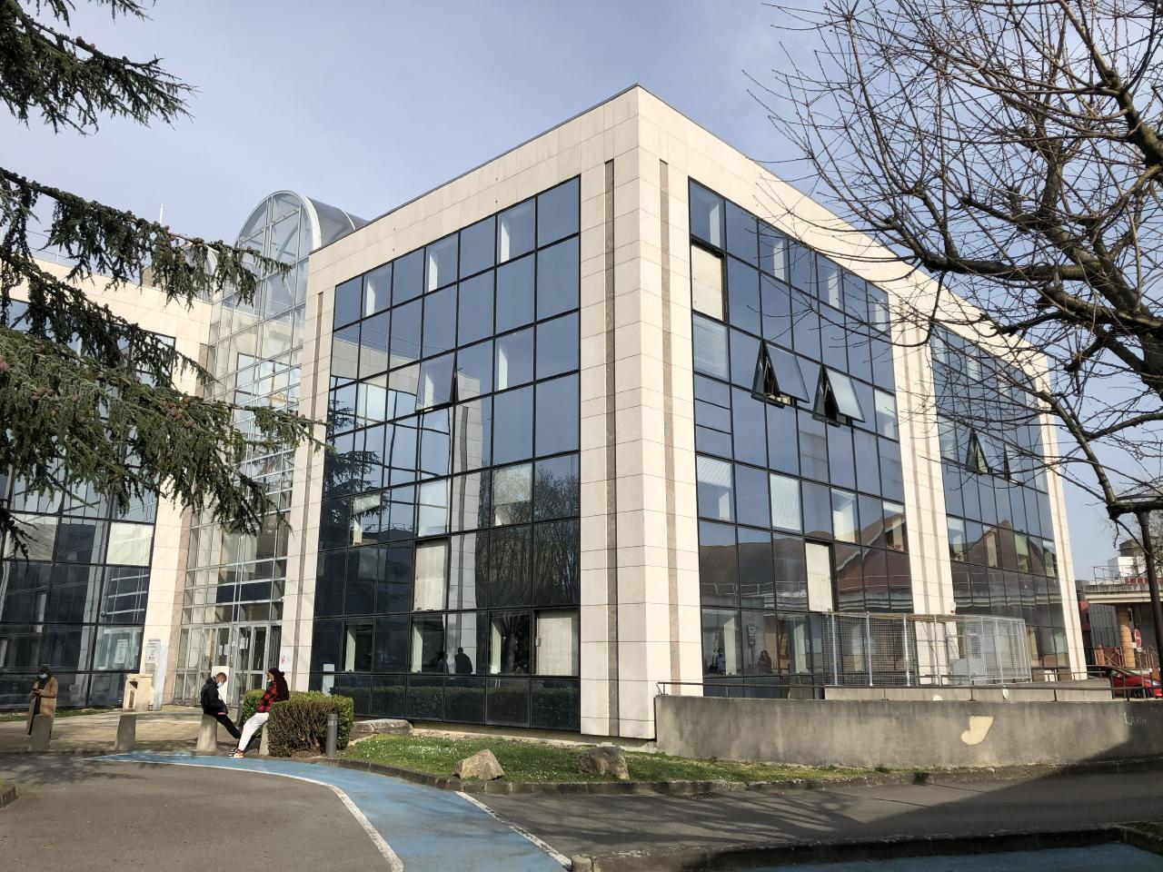 Office in Cergy to rent Building Photo- Image 1 of 10