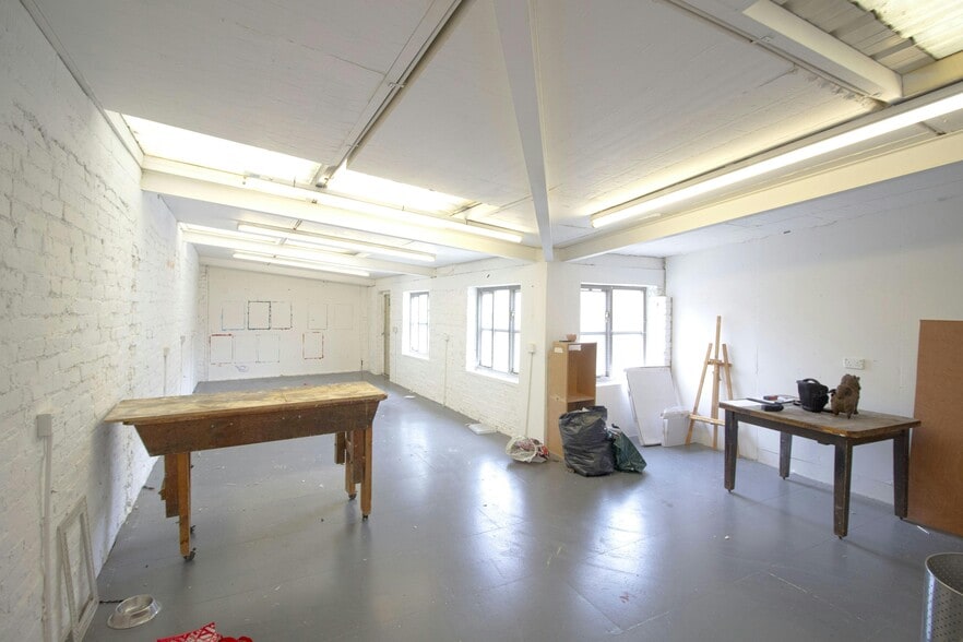 1B Nightingale Rd, London to rent - Interior Photo - Image 3 of 5