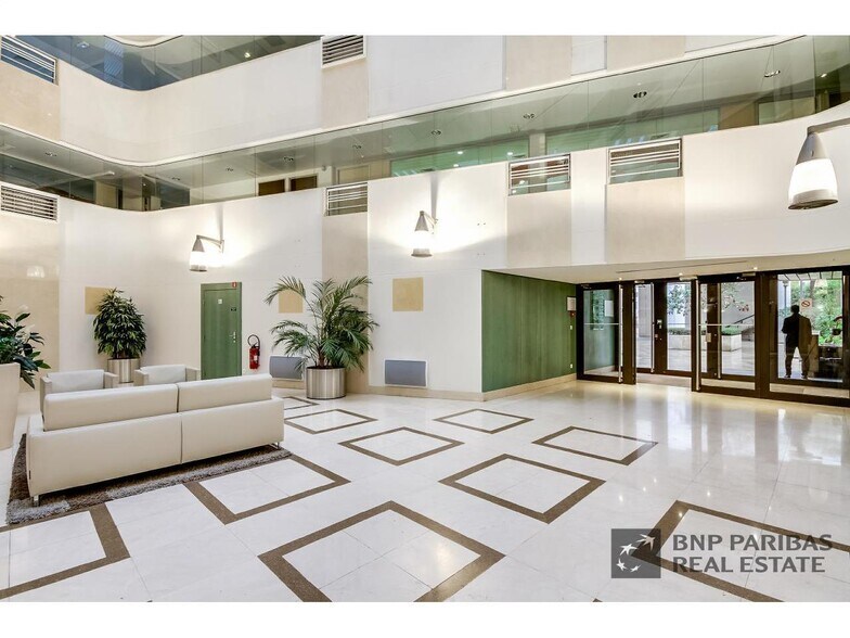 2 Rue Joseph Monier, Rueil-Malmaison to rent - Lobby - Image 3 of 18