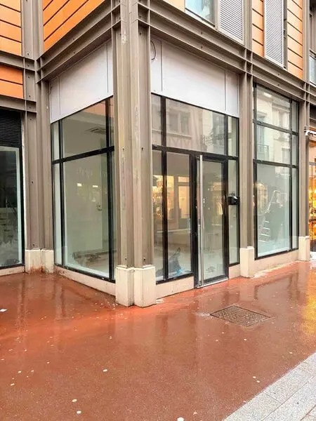 Location Commerce 100 m² - Photo 1