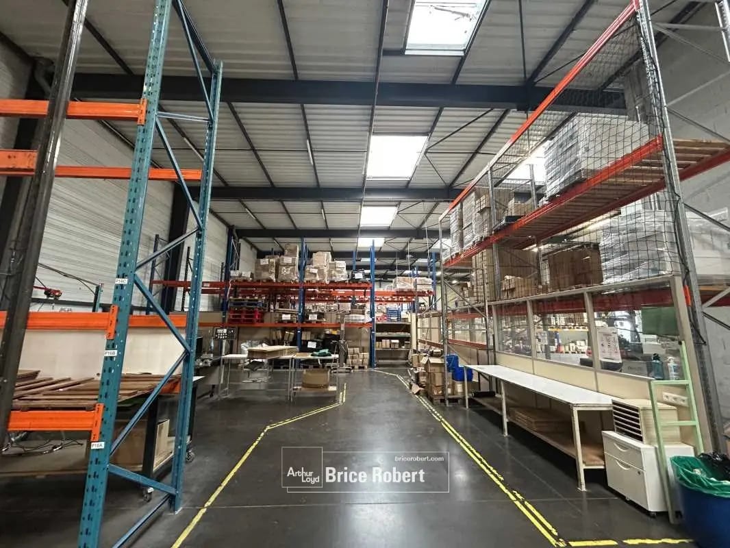 Light Industrial in Décines-Charpieu to rent Interior Photo- Image 1 of 3