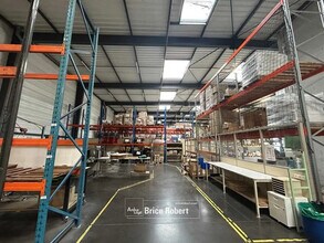 Light Industrial in Décines-Charpieu to rent Interior Photo- Image 1 of 3