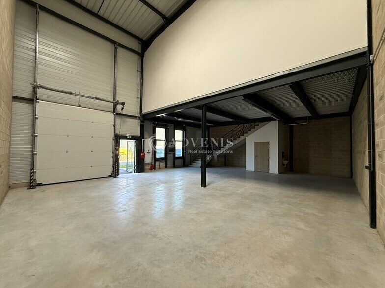 Light Industrial in Bailly-Romainvilliers to rent - Interior Photo - Image 1 of 5