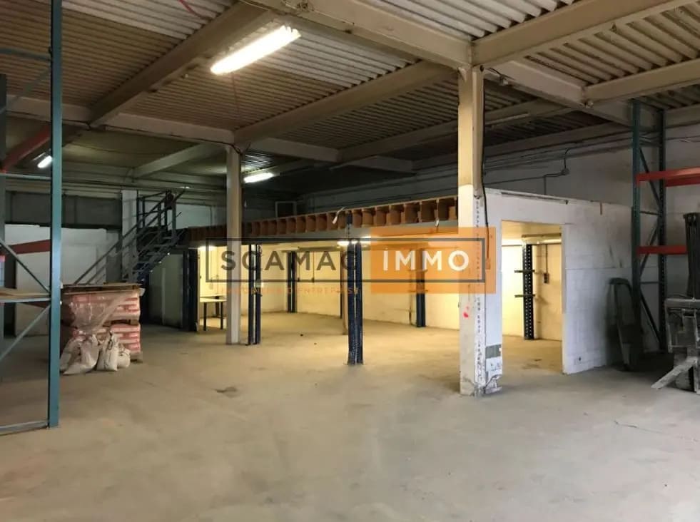 Location Entrepôt 345 m² - Photo 1