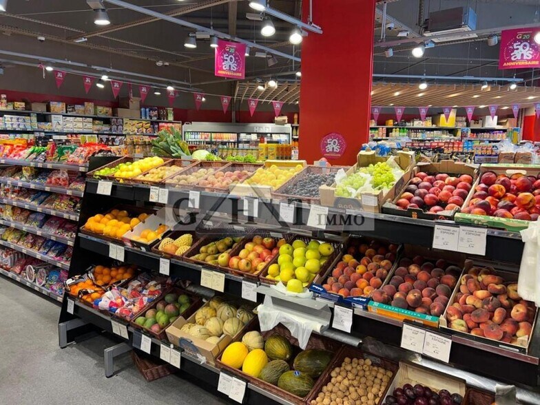 Retail in Paris to rent - Building Photo - Image 3 of 10