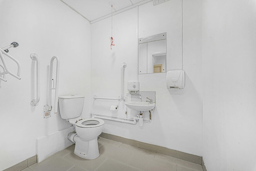 147 Stoke Newington High St, London for sale - Interior Photo - Image 3 of 17