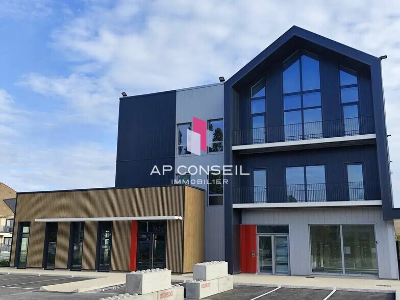 Office in Plaisir to rent - Building Photo - Image 1 of 4