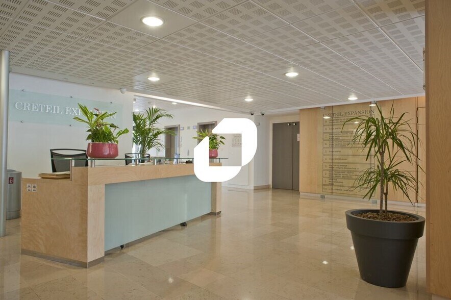 Office in Créteil to rent - Lobby - Image 3 of 13