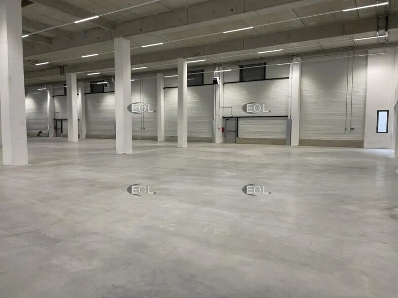 Light Industrial in Nanterre to rent - Building Photo - Image 2 of 16