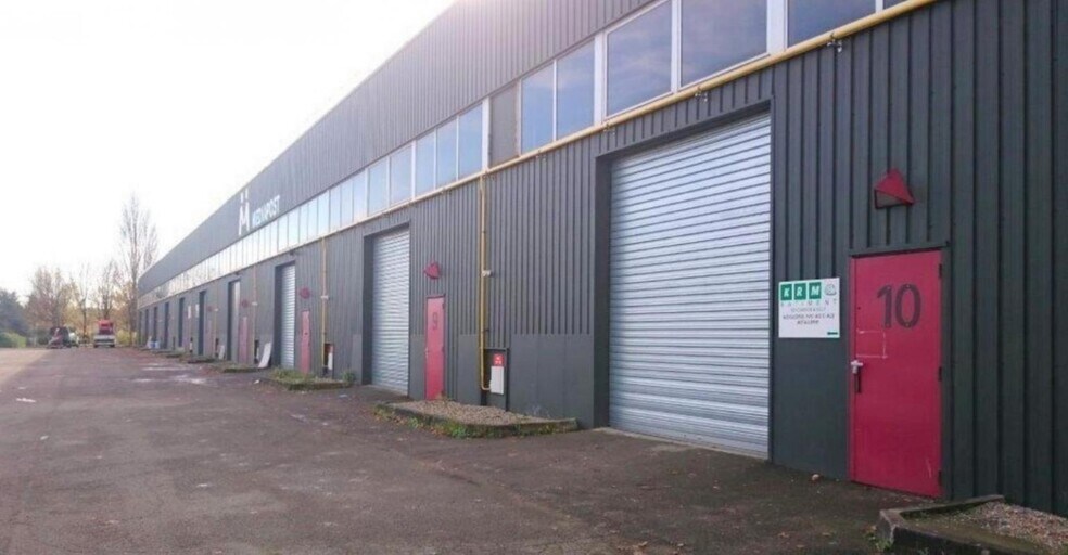 Light Industrial in Coignières to rent - Building Photo - Image 2 of 6