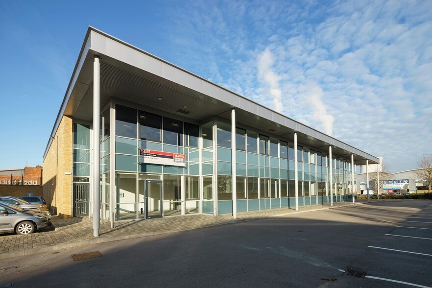 242-243 Gresham Rd, Slough to rent - Building Photo - Image 3 of 7