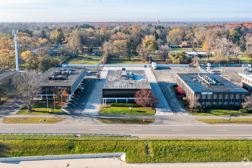 24175 Northwestern Hwy, Southfield, MI for rent - Aerial - Image 2 of 12