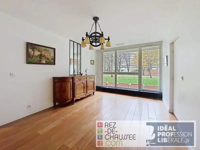 Office in Villeurbanne for sale - Interior Photo - Image 2 of 5