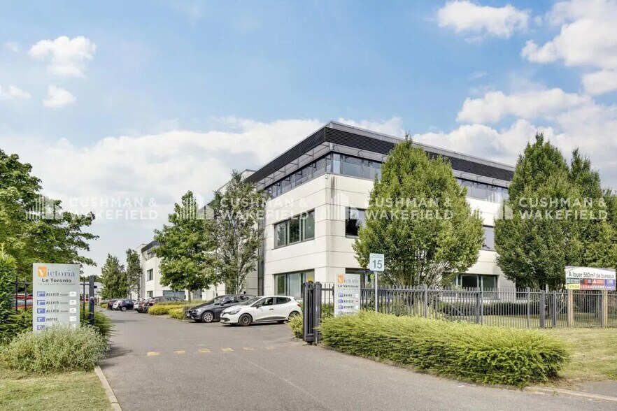 15 Avenue Du Hoggar, Les Ulis to rent - Building Photo - Image 3 of 6