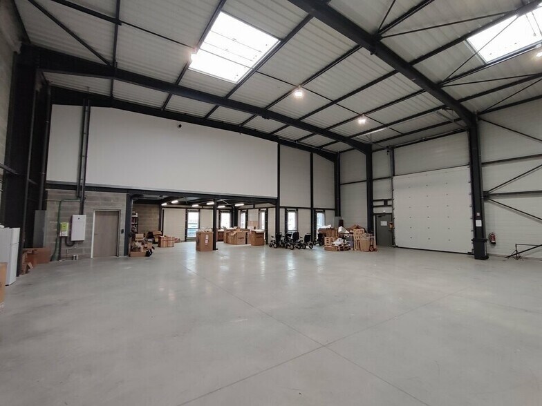 Light Industrial in Chassieu to rent - Building Photo - Image 3 of 8