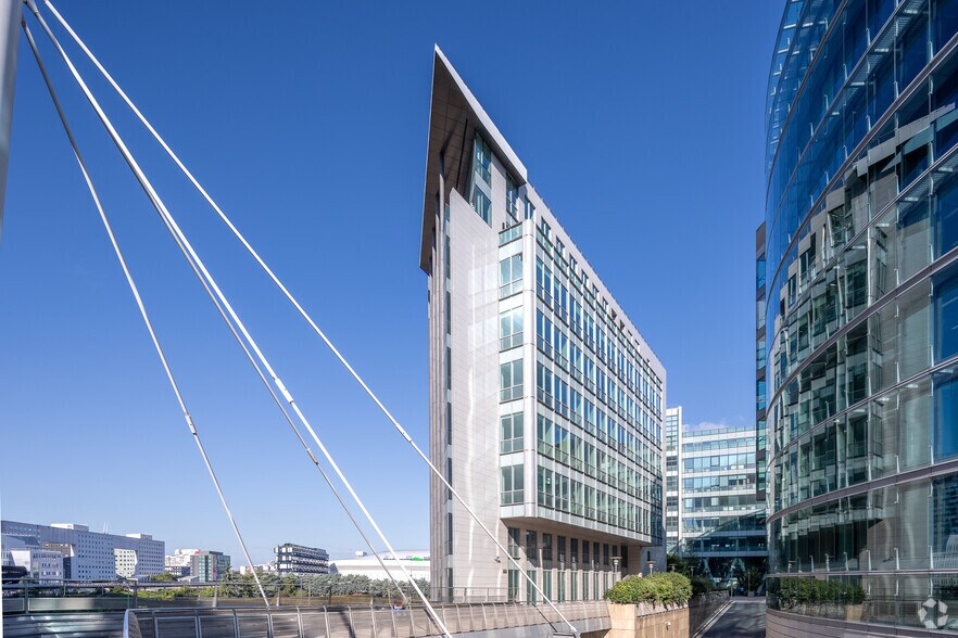 30 Rue De Valmy, Puteaux to rent - Building Photo - Image 2 of 2