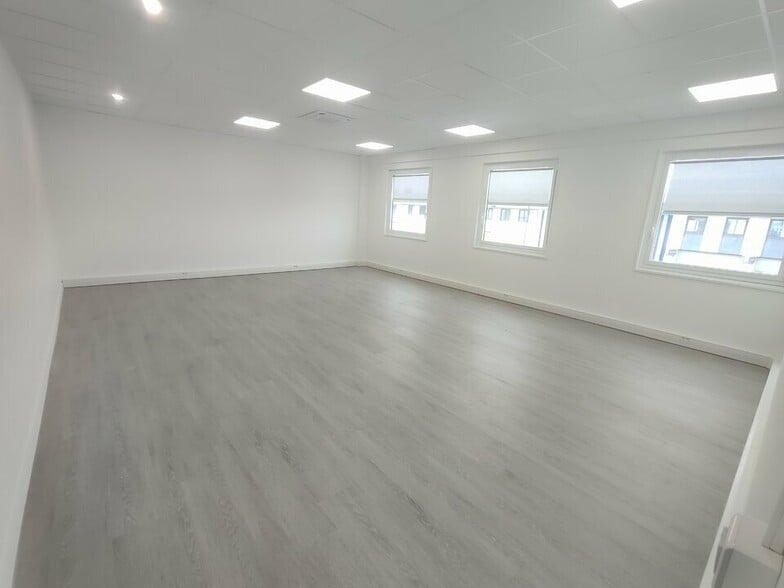 Office in Saint-Quentin-Fallavier for sale - Interior Photo - Image 1 of 18