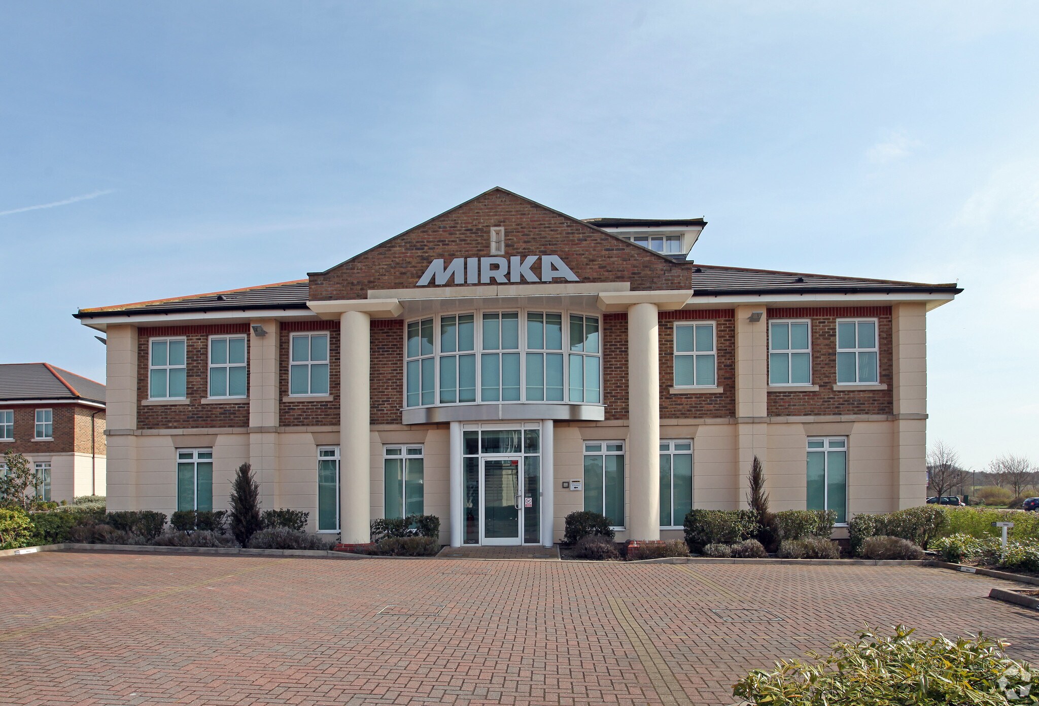 27-33 Shirwell Cres, Milton Keynes for sale Primary Photo- Image 1 of 1