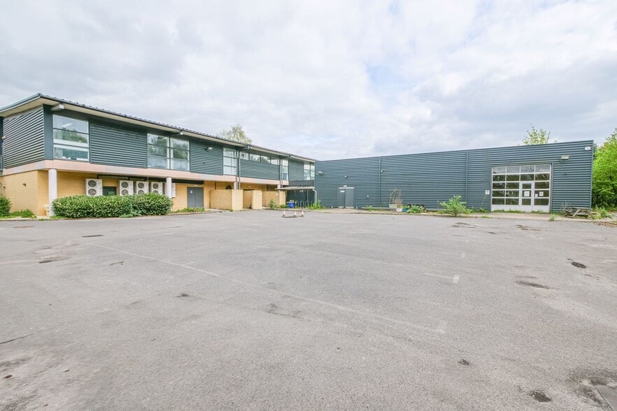 10 Barnes Wallis Rd, Fareham to rent - Building Photo - Image 2 of 3