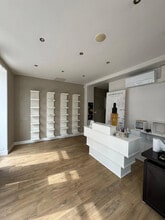 Retail in Boissy-Saint-Léger to rent Interior Photo- Image 1 of 6