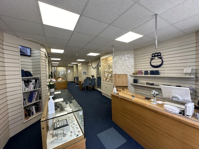 14 High St, Barnstaple to rent - Interior Photo - Image 2 of 3