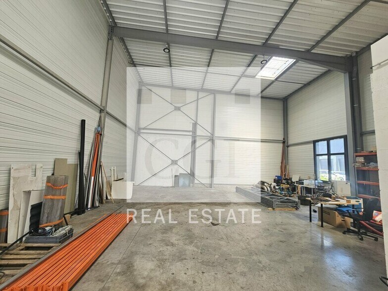 Light Industrial in Neuville-sur-Saône to rent - Building Photo - Image 3 of 10