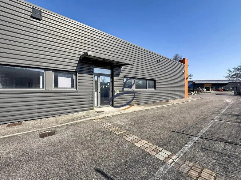Light Industrial in Bourgoin-Jallieu to rent - Building Photo - Image 3 of 12