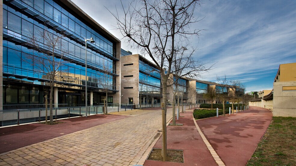Avenida Can Fatjó dels Aurons, Sant Cugat del Vallès, Barcelona to rent - Building Photo - Image 3 of 30