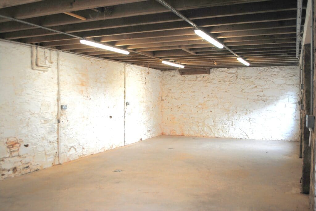 Light Industrial in Montrose to rent Interior Photo- Image 1 of 5