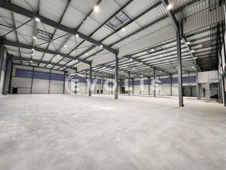 Industrial in Torcy to rent - Interior Photo - Image 3 of 6