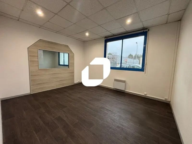 Office in Le Haillan to rent Building Photo- Image 1 of 7