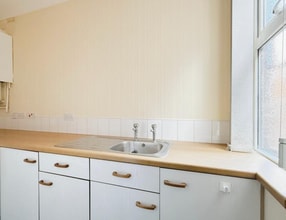 28 Railway Rd, Leigh to rent Interior Photo- Image 1 of 5
