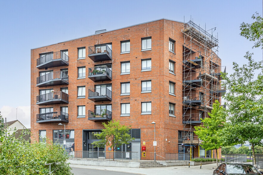 18 Gillender St, London for sale - Primary Photo - Image 1 of 6