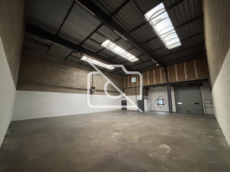 Industrial in Élancourt to rent - Interior Photo - Image 3 of 15