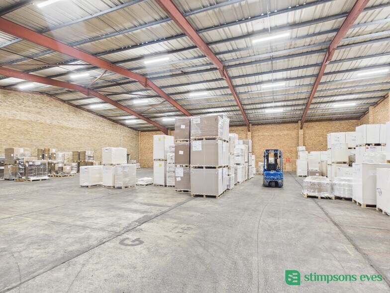 Unit 3 & 4, Ampthill Road, Bedford to rent - Building Photo - Image 2 of 36
