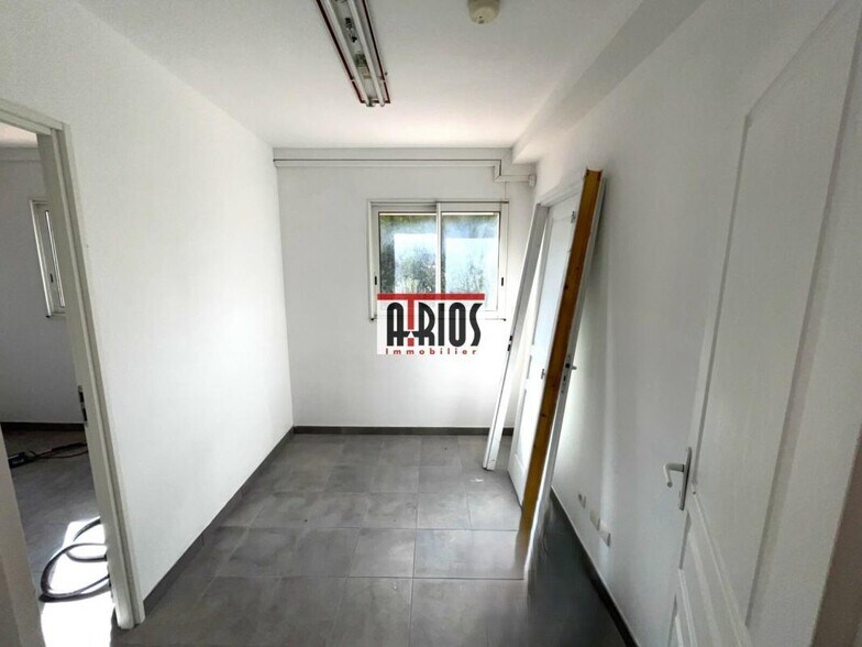 Office in LA MOUTONNE to rent - Interior Photo - Image 2 of 2
