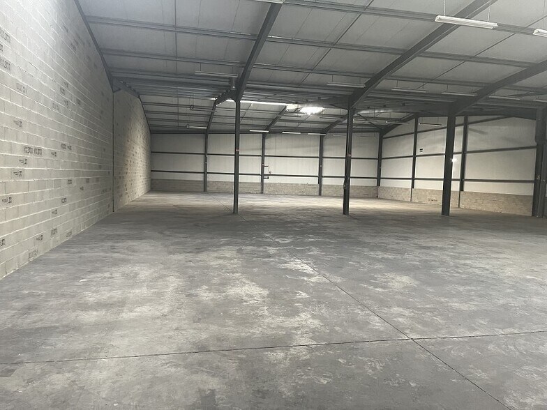 Light Industrial in Saint-Alban to rent - Interior Photo - Image 2 of 9