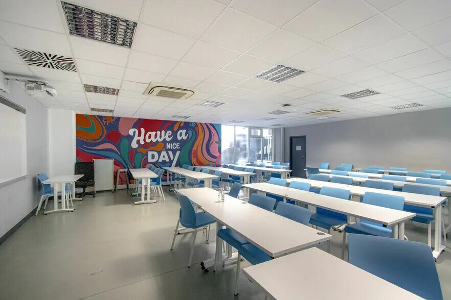 Office in Aix-en-Provence to rent - Interior Photo - Image 3 of 9