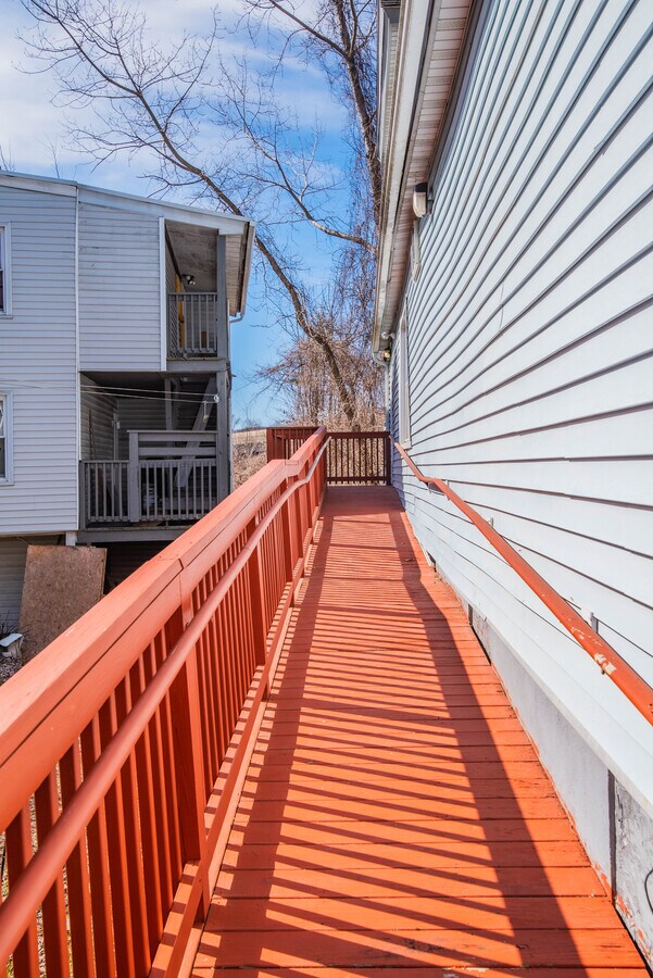 8 Curtiss Ct, Naugatuck 06770 Office for Sale UK