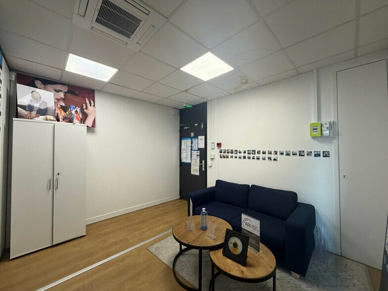 6 Rue Edison, Bron for sale - Interior Photo - Image 3 of 10