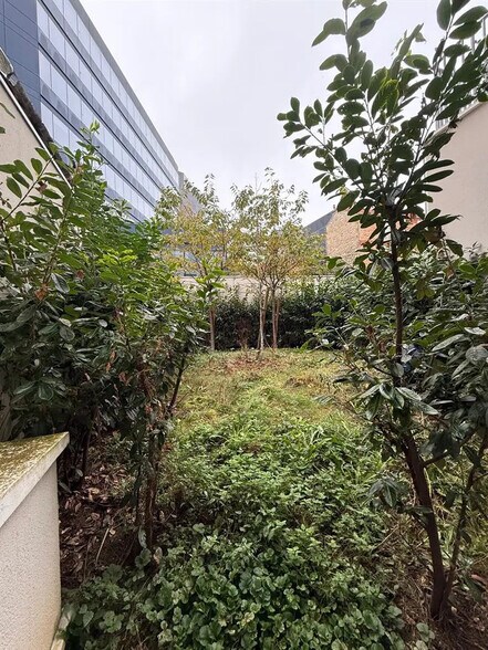 Retail in Boulogne-Billancourt to rent - Building Photo - Image 1 of 2