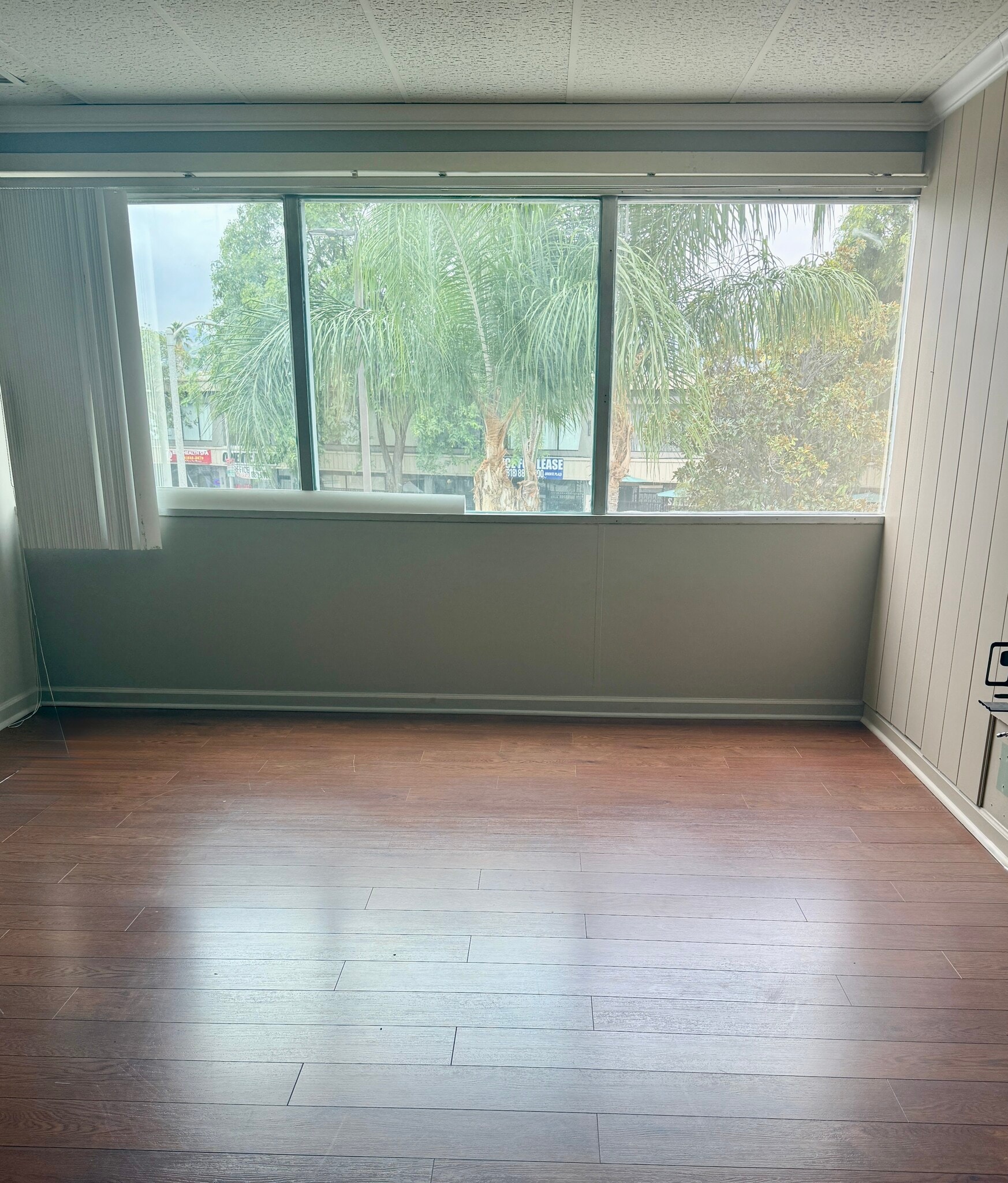 18345 Ventura Blvd, Tarzana, CA to rent Interior Photo- Image 1 of 3