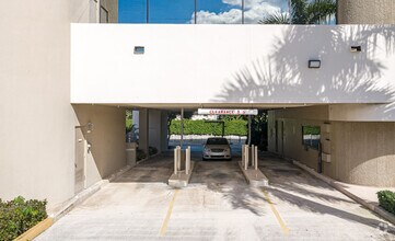 660 US 1 Hwy, North Palm Beach, FL to rent Building Photo- Image 2 of 2