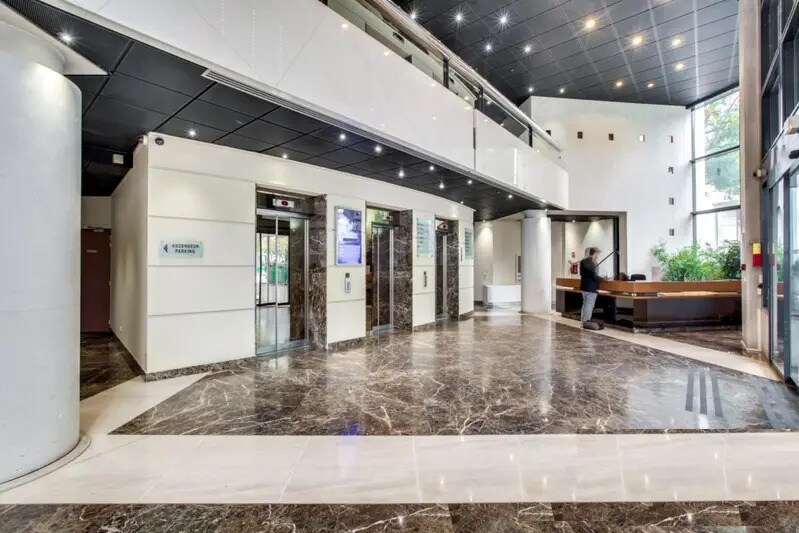 Office in Boulogne-Billancourt to rent - Lobby - Image 3 of 3