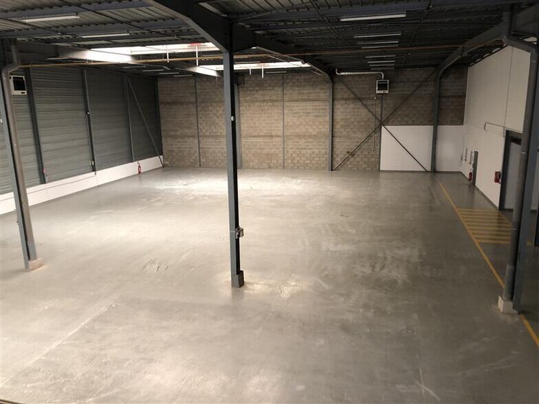 Light Industrial in Goussainville to rent - Building Photo - Image 3 of 8