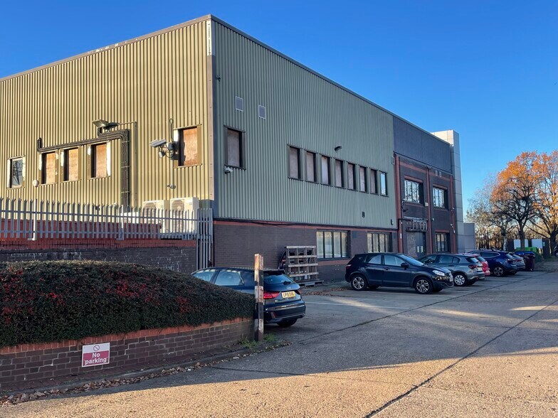 8­-9 Lismirrane Industrial Park, Elstree Road, Elstree to rent - Building Photo - Image 1 of 6