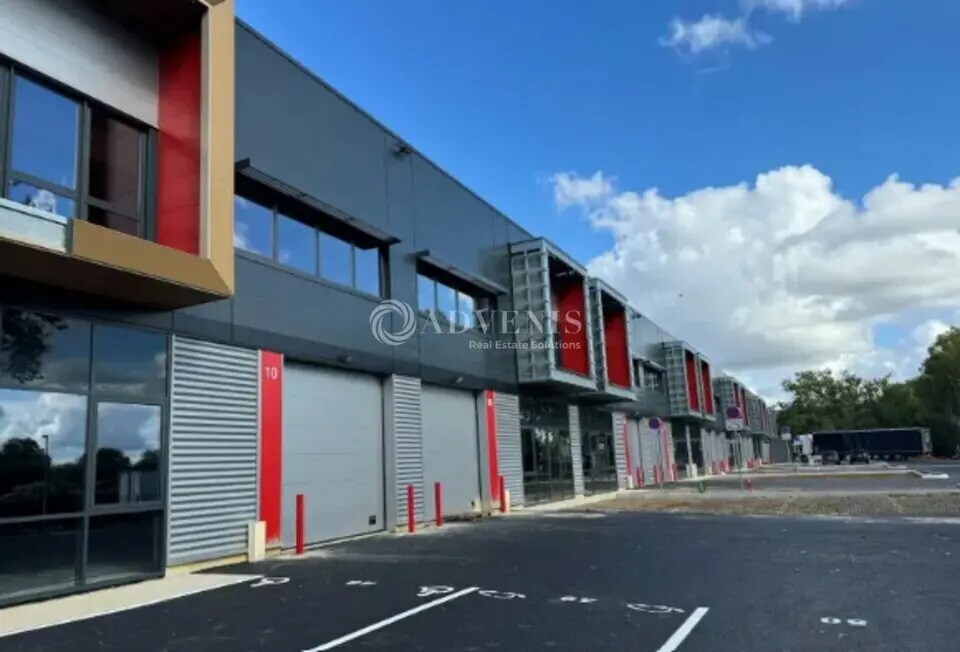 Light Industrial in Bondoufle to rent Building Photo- Image 1 of 6