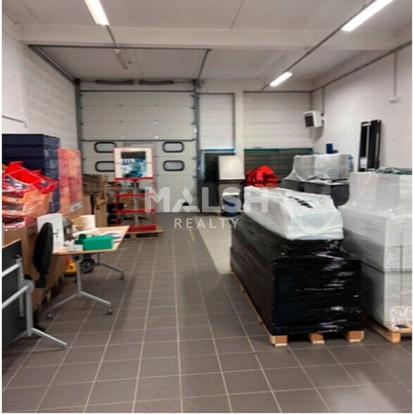 Light Industrial in Villefontaine to rent - Interior Photo - Image 2 of 6