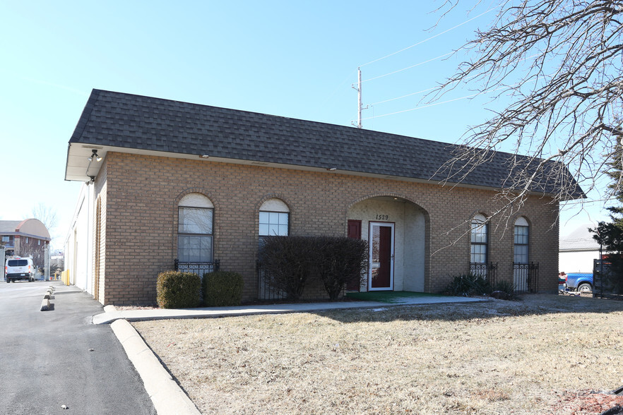 1529 E Spruce St, Olathe, KS for rent - Primary Photo - Image 1 of 21