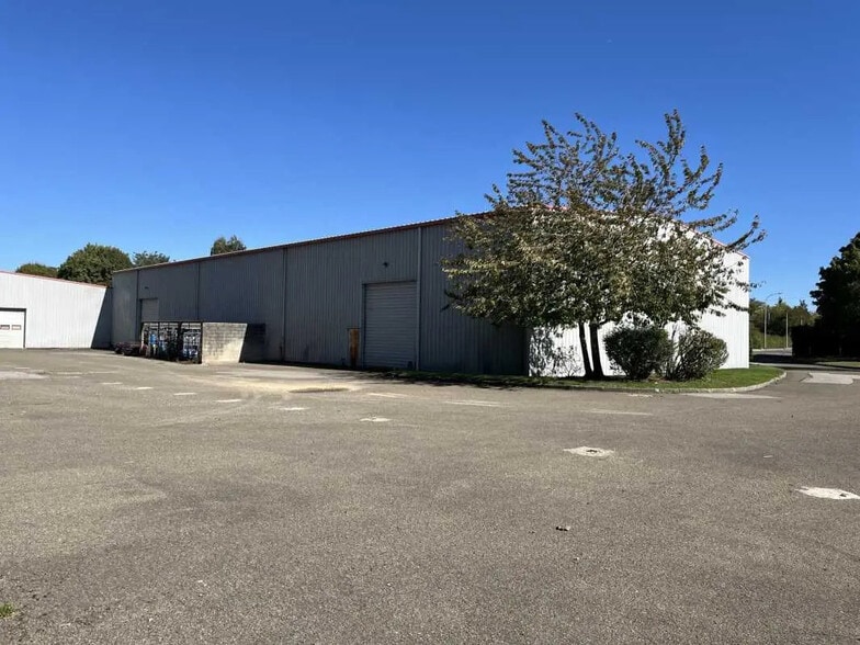 6 Avenue Jean Rostand, Trappes to rent - Building Photo - Image 3 of 11